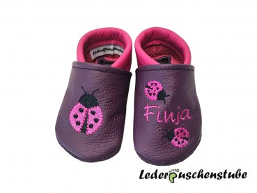 Lederpuschen pflaume-pink mit Namen pink große und kleine Marienkäfer pink-schwarz gestickt
